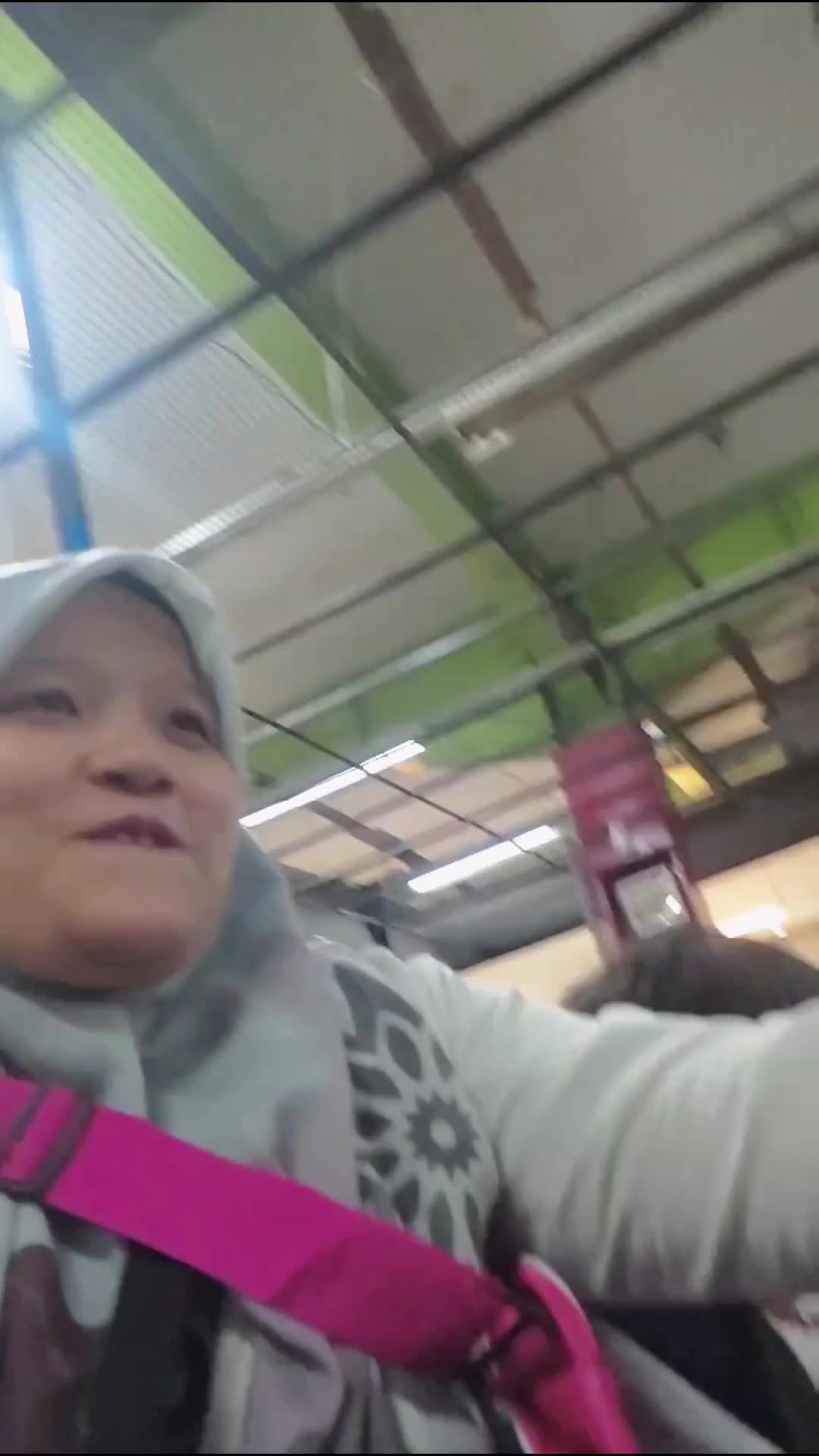 naik bombomcar cuma 15 rebu ges, ada di rawamangun doang nih. murah semua mandi bola 20 rebu