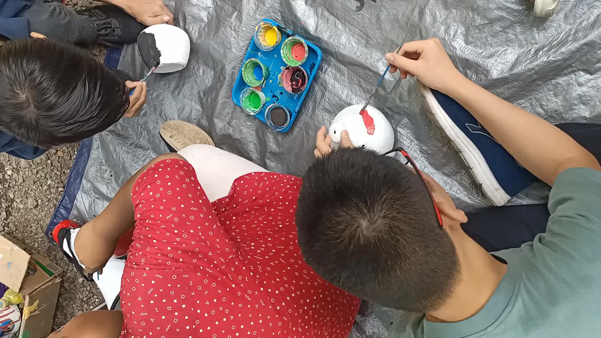 melukis celengan bersama teman teman 