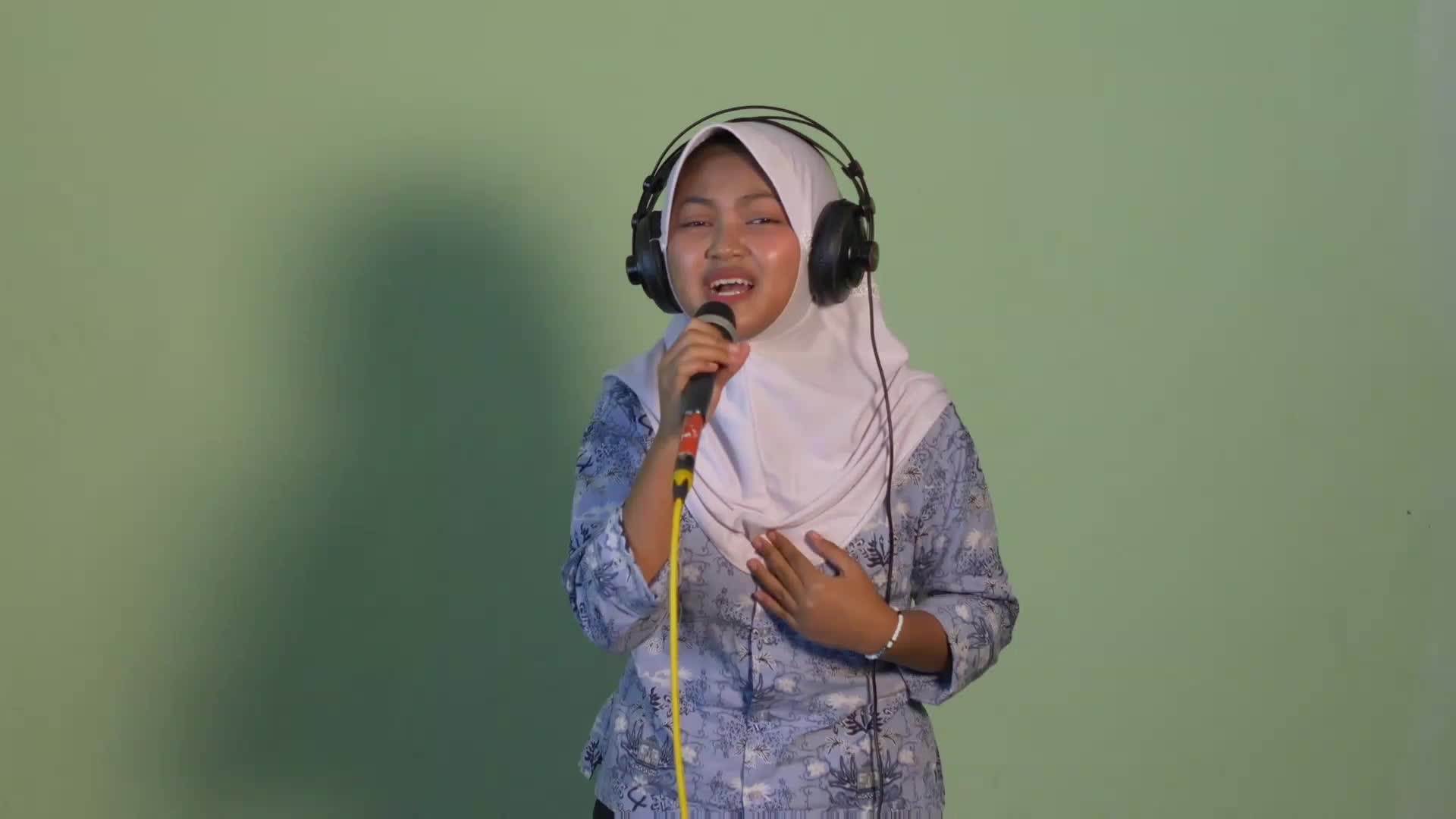 IDOL_XIV 
NAMA (KEYZA HELMIA SHERIN)
 USIA (16 TAHUN) 
KOTA DOMISILI (SUKABUMI) 
 JUDUL LAGU (CUKUP)   