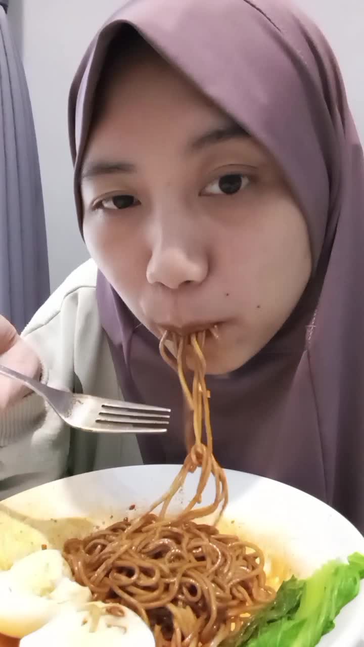 tmbah lagi kecap nya