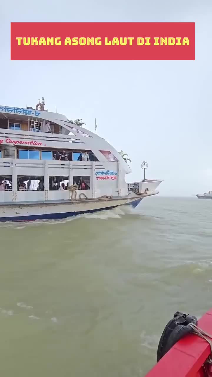 Luar biasa Tukang asongan llaut di india naik kapal berjalan #asongan
 #pedagangasongan
 #INDIA 