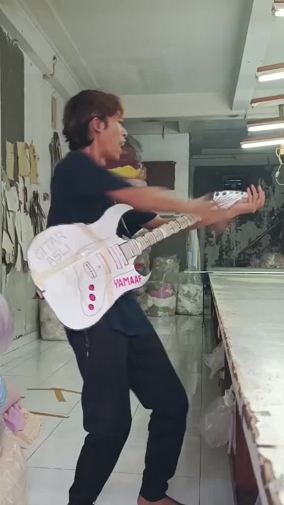 Eros Sheilaon7 Solo Gitar 
😁


#hiburan #komedi #videolucu #fyp 