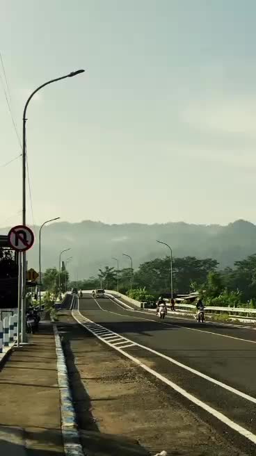 # Suasana pagi di Jalan pegunungan