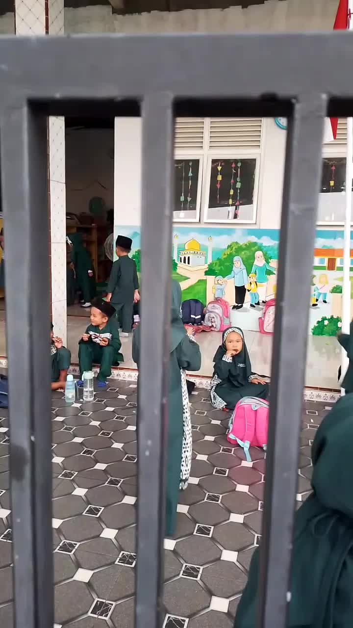 suasana disekolahan kk yasmin ini guys🥰🥰
pagi² sibuk pd makan jajan😁
#MasyaAllah tabarokallah 😍 
#Bekal mudah buat kakak ke sekolah 
#ada ya