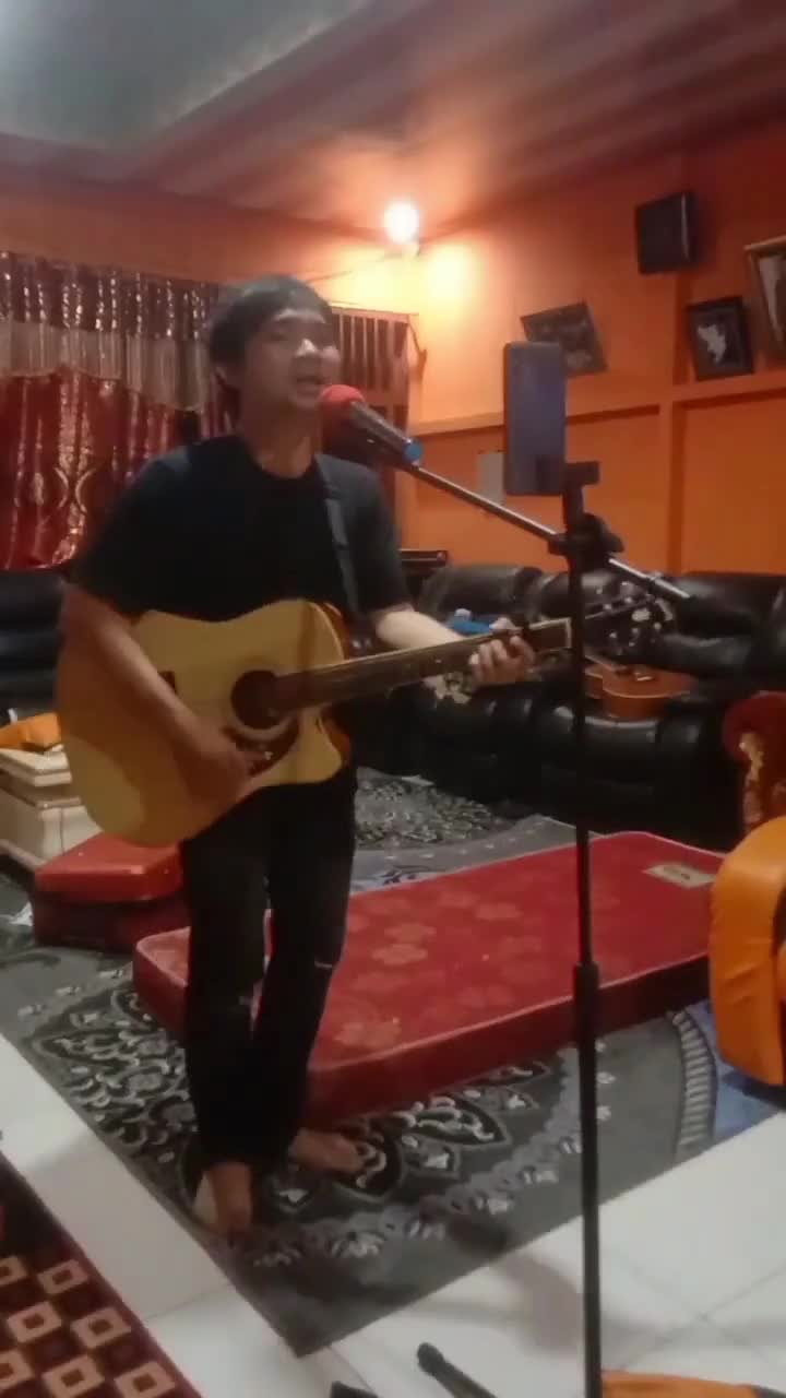nihh,, aku bisa bawain lagu menantang dengan kerakter aku😊😊 yuk rcti bantu aku untuk berkarya lebih jauh.. dan aku juga punya lagu ciptaan