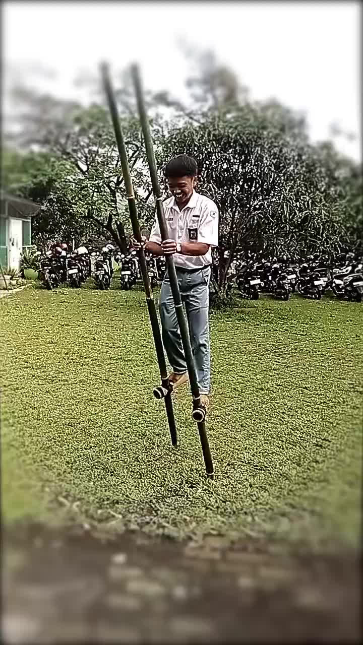 sudah mulai hilang permainan tradisional seperti ini. namanya adalah "Egrang" alat permainan terbuat dari bambu yg di rakit sedemikian rupa 