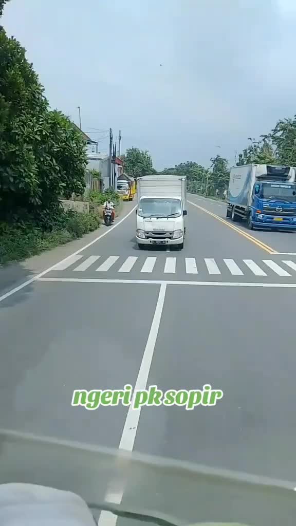 mobil di jalan raya berjalan mundur 