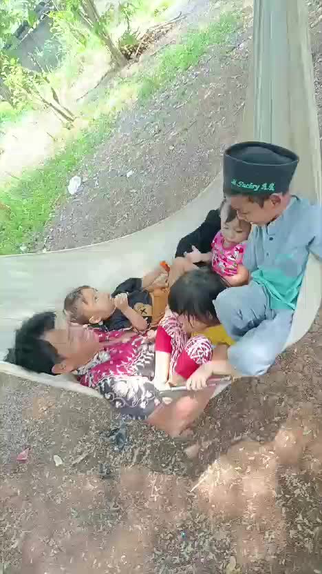 Babah bersama para cucu 😂