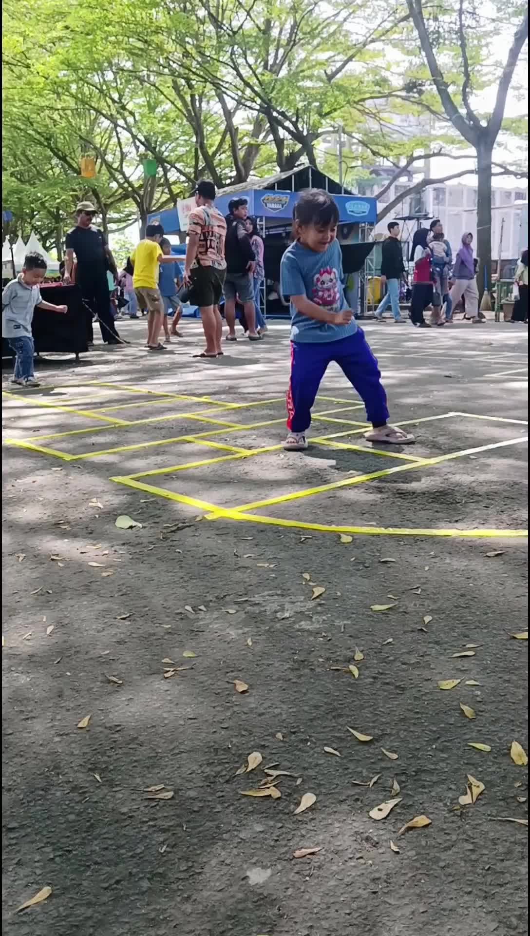 ayo main.
mainan jadul yang populer di tahun 90 an ke bawah,
 #permainan
 #jadul
 #main
 #anak²
 #bahagia
