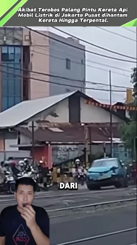 Akibat Terobos Palang Pintu Kereta Api Mobil Listrik di Jakarta Pusat dihantam Kereta Hingga Terpental. #videoviral  #videoedukasi  