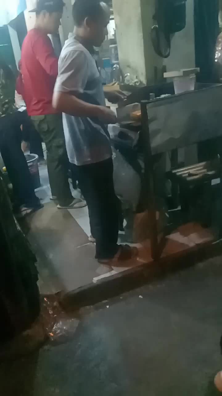 pedagang martabak yg selalu ramai yg beli ntah itu online ataupun offline #Ide Jualan Martabak Telor 