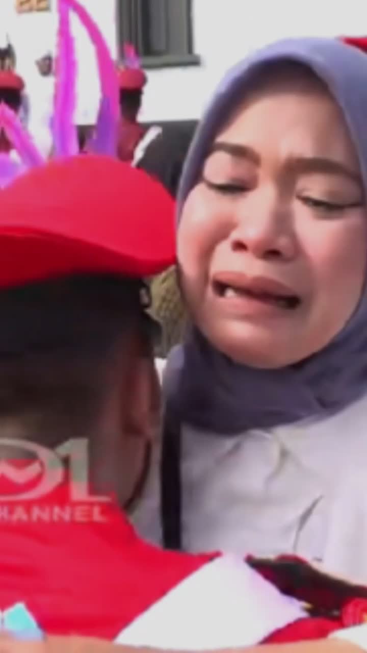 tangis orang tua melihat perjuangan anak nya yang banyak perubahan 🥹 #dedimulyadi #kangdedimulyadi  #fypシ゚viral #COVERLAGUBANYULANGIT 