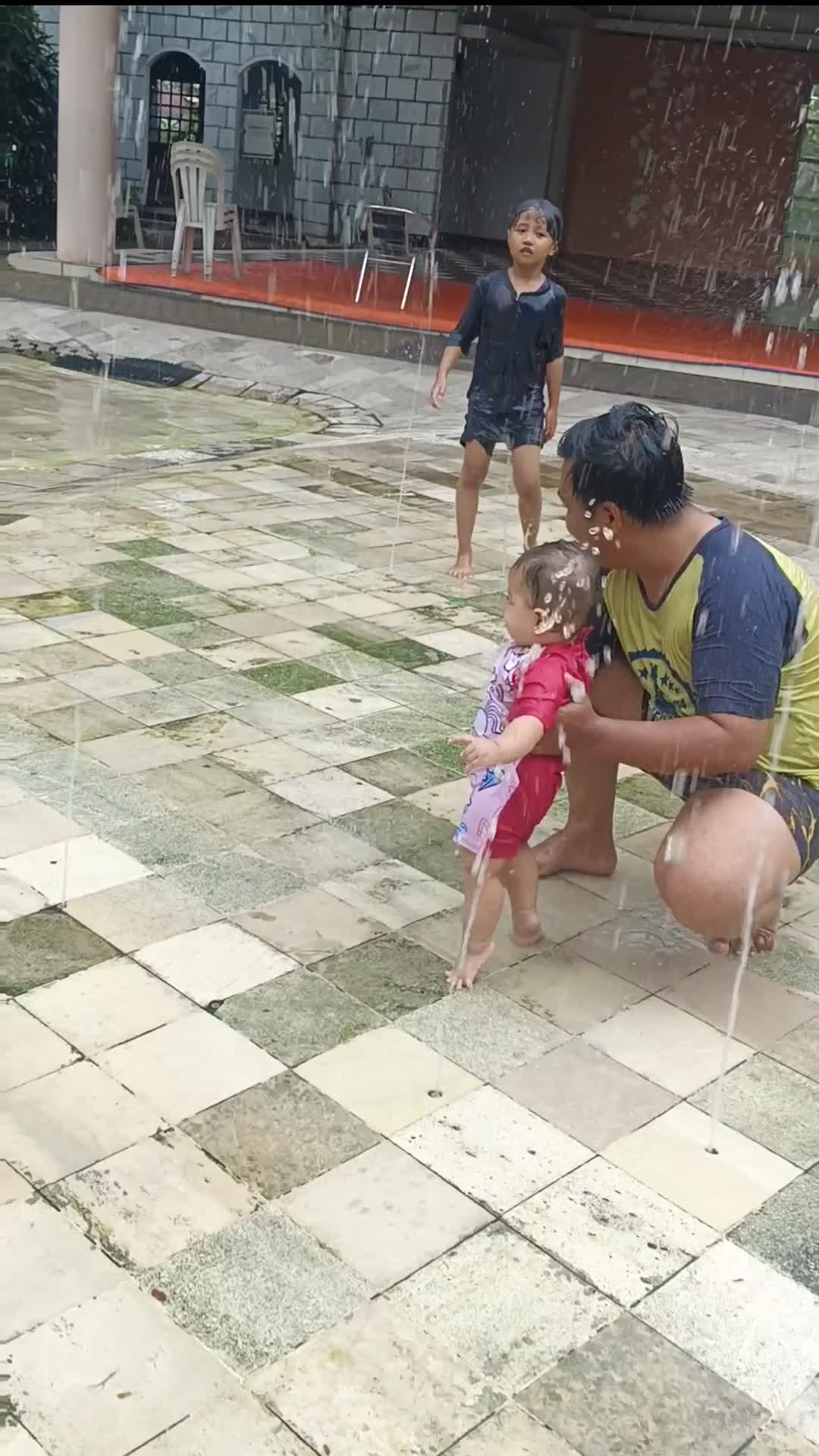 seru bgt main air mancurnya