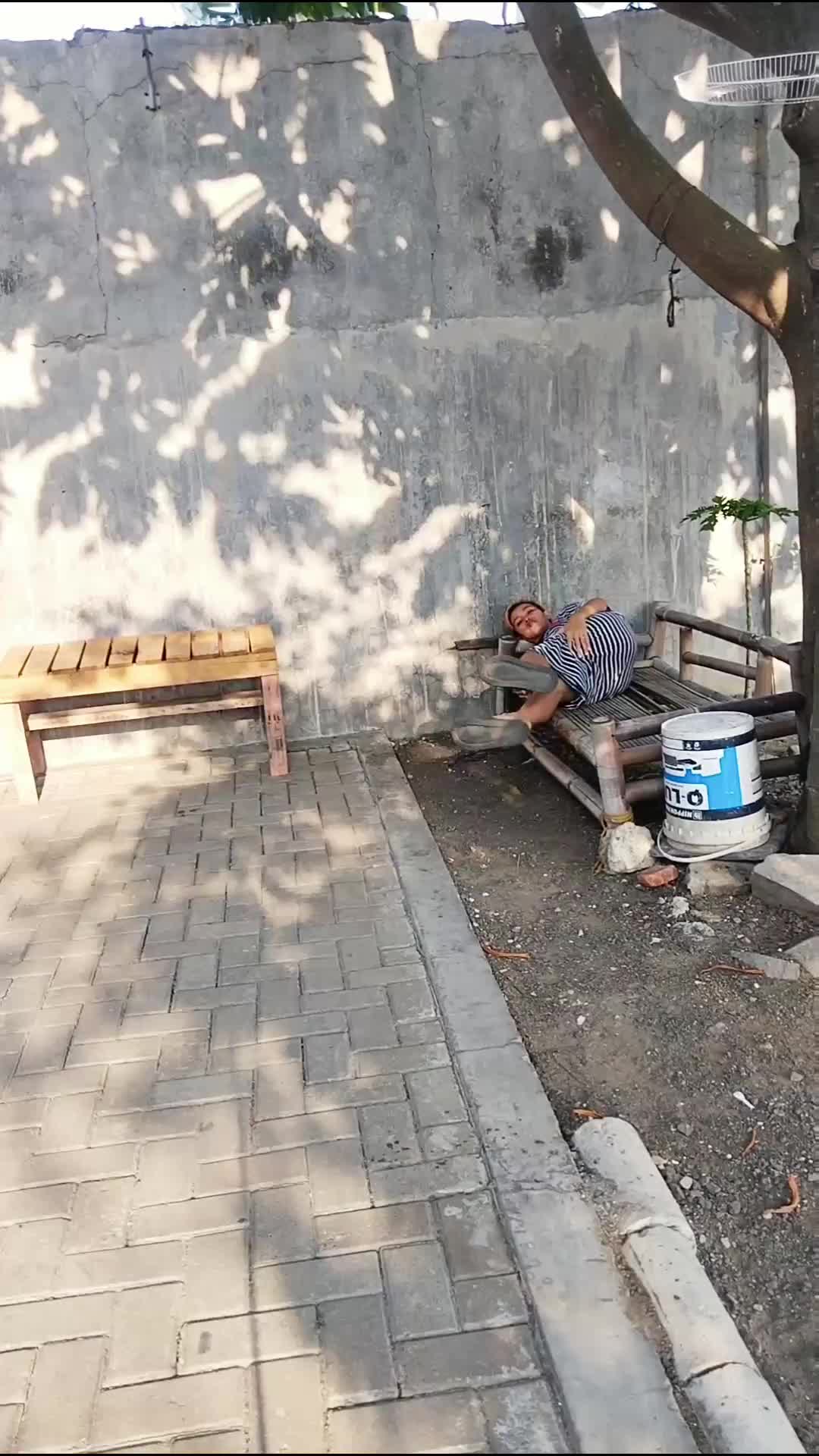 ketika emak_emak momong bocil ga ad temen ngerumpi. 