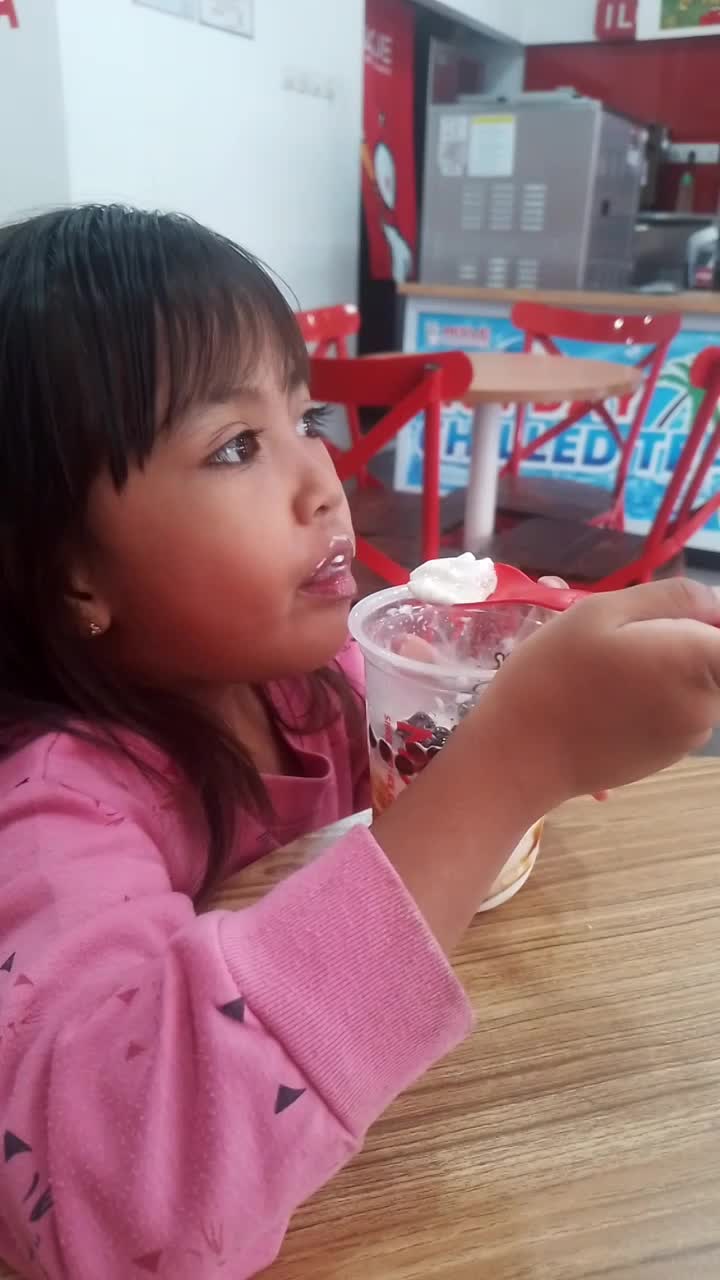 panas panas enak.nya disegerin minum mixue🥰🥰
#mixue
#Adeknya Haus 