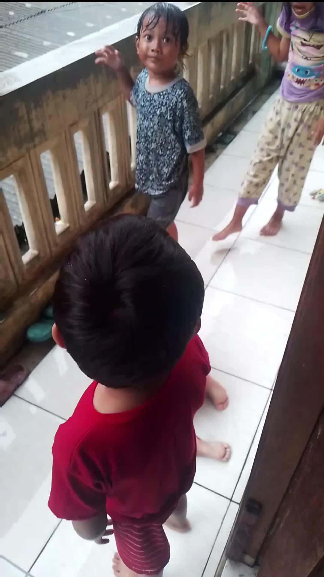 Mandi Hujan dengan Teman Teman. #DuniaAnakAnak #DuniaHiburan #HiburanAnakAnak #RCTIPlus #HOTrctiplus 