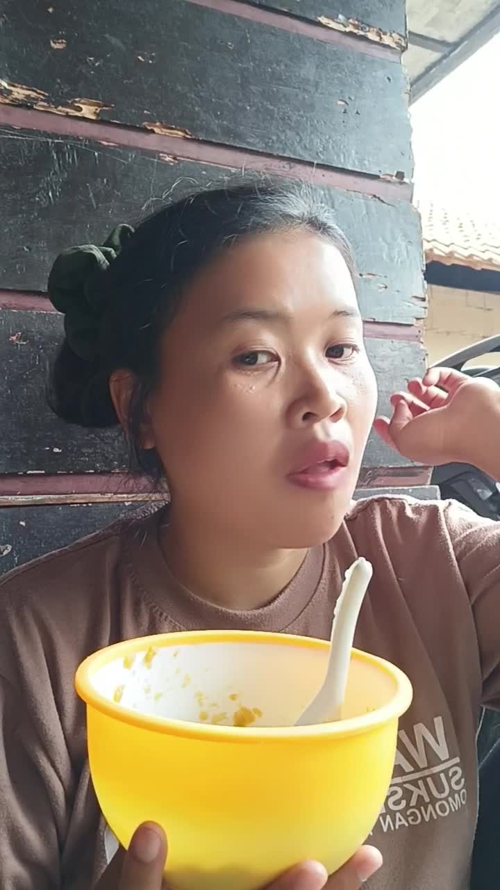 makan rujak nya lumayan pedas  #Viral 