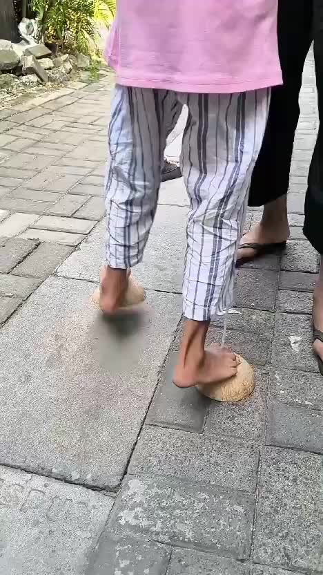 #EgrangBatokKelapa 
Egrang Batok Kelapa, Mainan Tradisional Anak #MainanTradisional #Egrang 