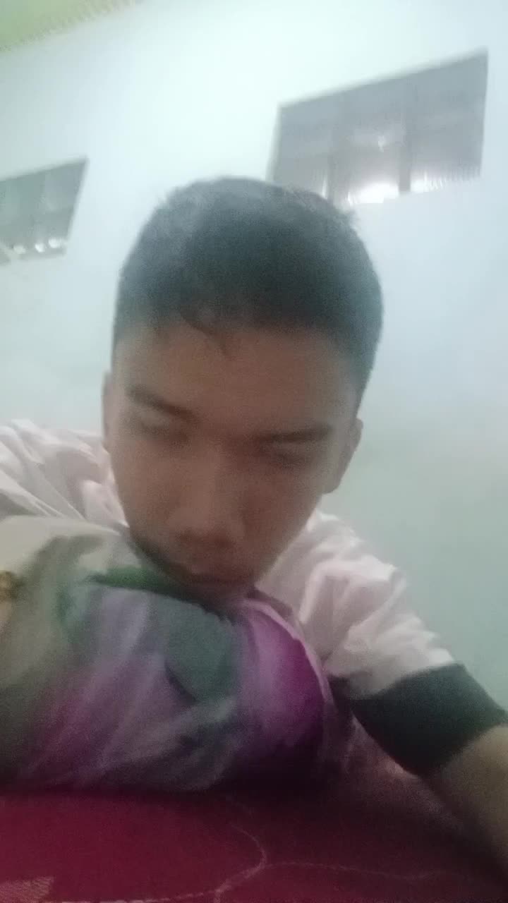 assalamualaikum perkenalkan nama saya berasadari garut umur saya 19 tahun saya benyanyi lagunlesti yang berjudul angin menceritakan tentang 