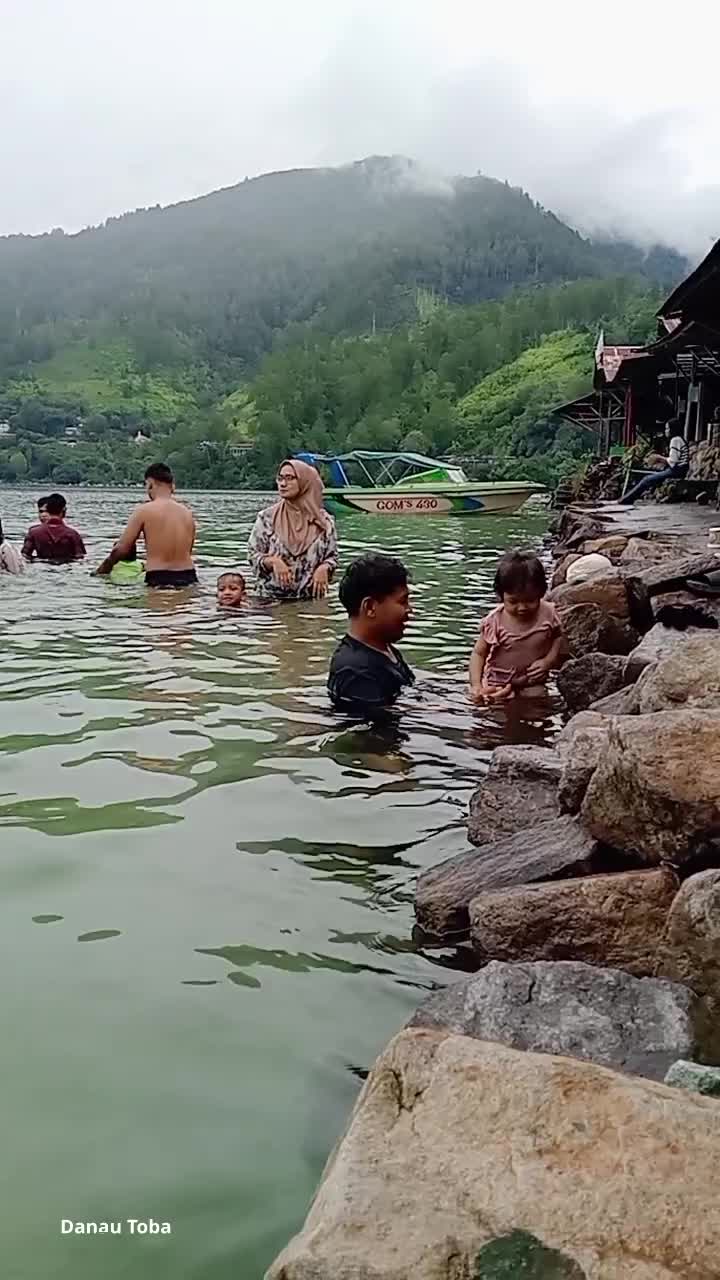 keseruan berenang di danau Toba  #danautoba  #SumatraUtara  #Belajarberenangdenganemak  #anakkecil  #anakkecilviral  #Viral  #fyp  #fypシ  #f