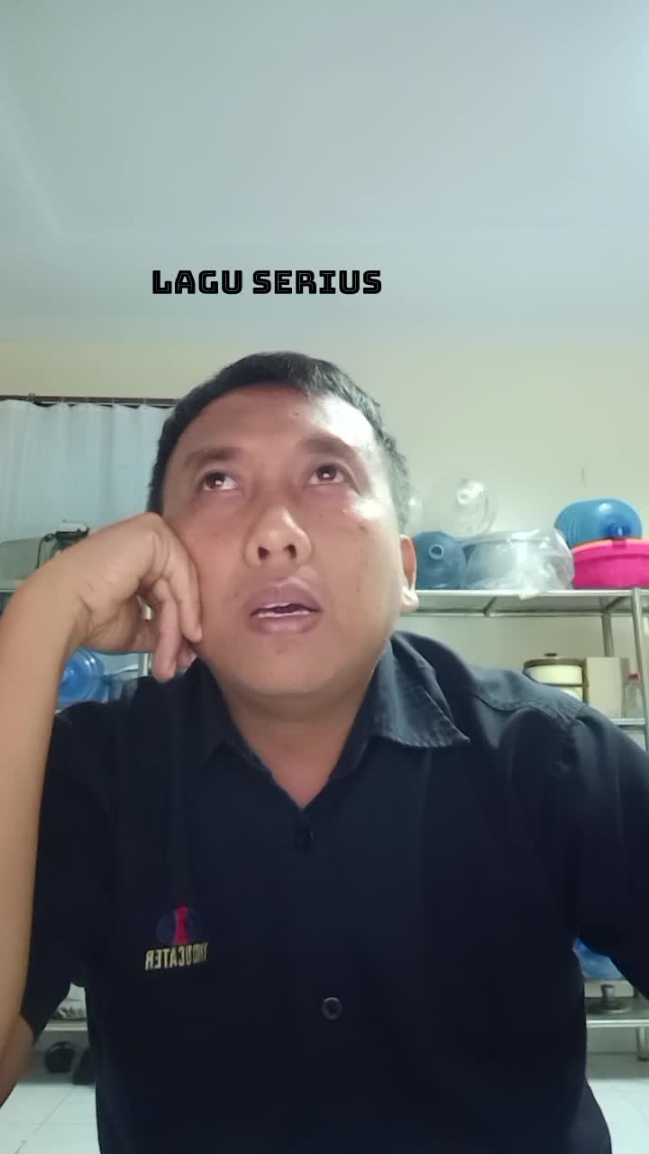 lagi kerja serius