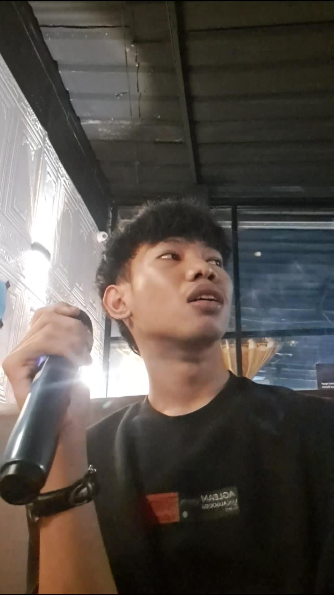 halo semuanya aku di sini mau unjuk suara aku dan siap menjadi kontestan