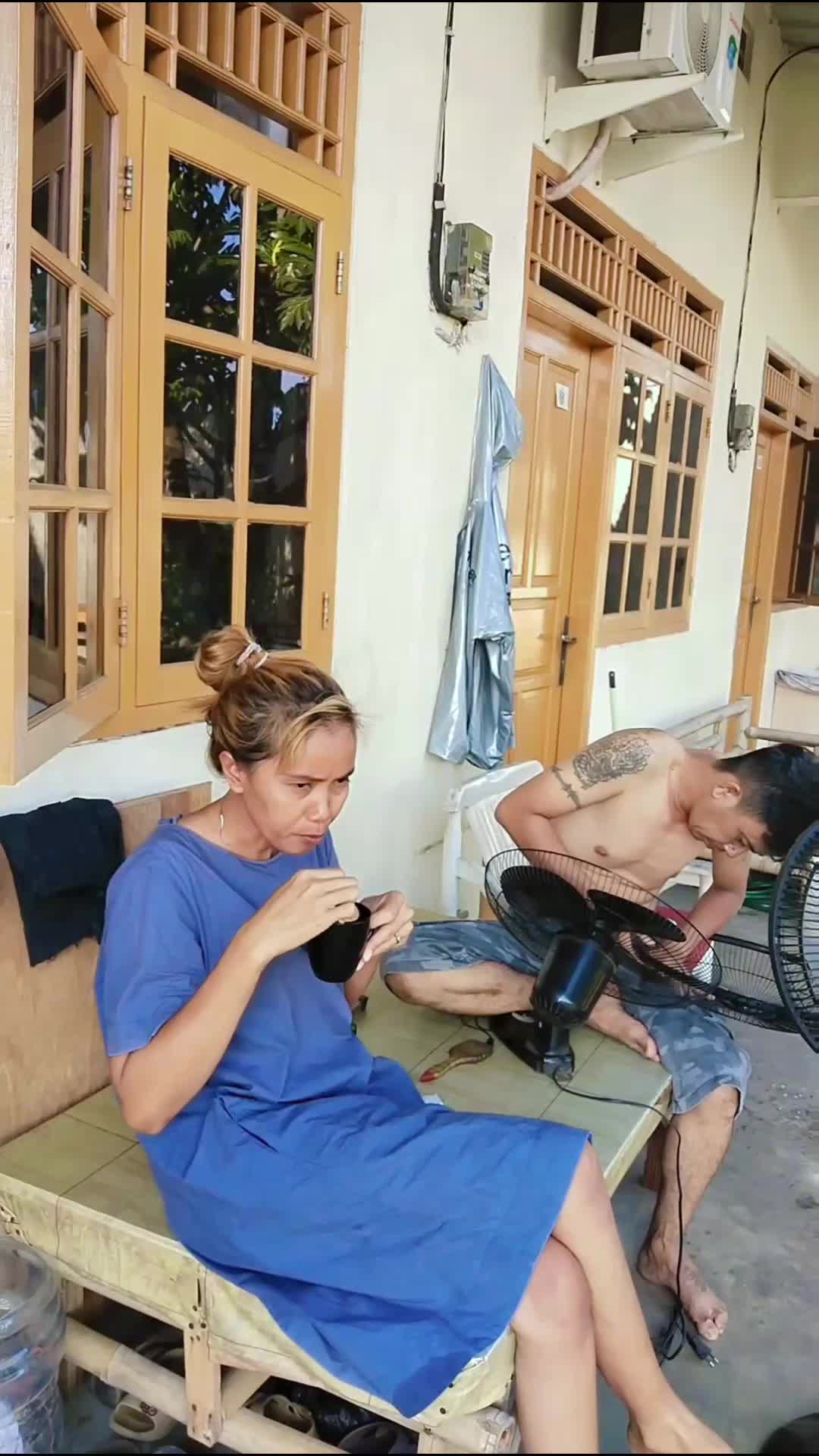 bikin kopi buat suami yang ngabisin yang bikin. 