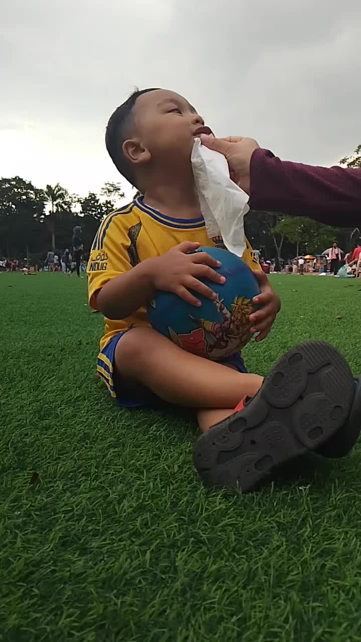 main di lapangan Upakarti Soreang sambil makan sosis 🙂 

#LapanganUpakarti
#Sabilulungan
#Bedas
#Soreang
#fypシ゚viral
#makan