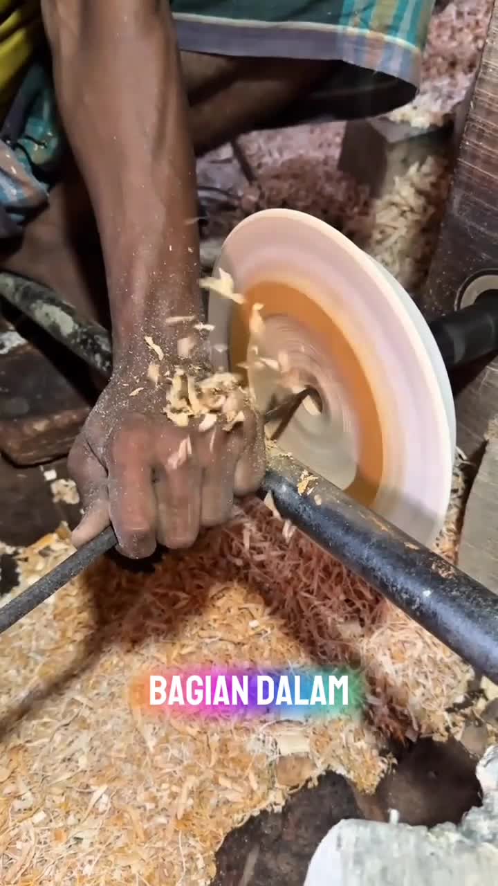 Hanya dari potongan batang pohon..
jadilah piring kayu yang cantik ramah lingkungan #shortplus 