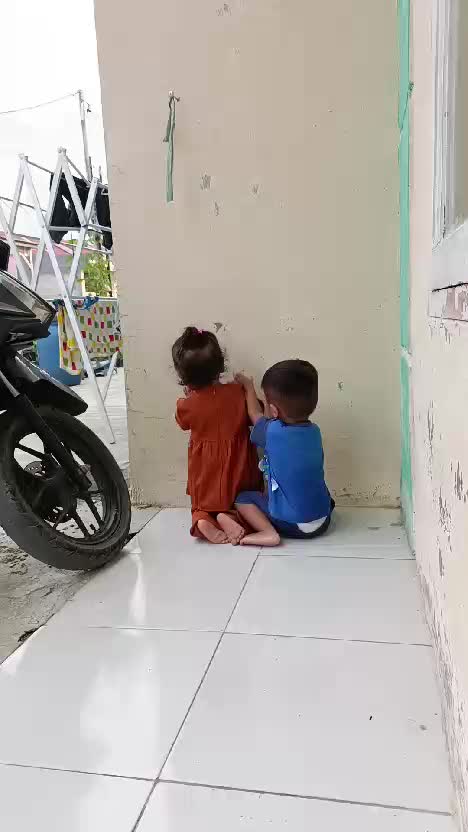 ngakak banget nih bocil.. 
cowoknya maksa ???

#toddler 
#videolucu 