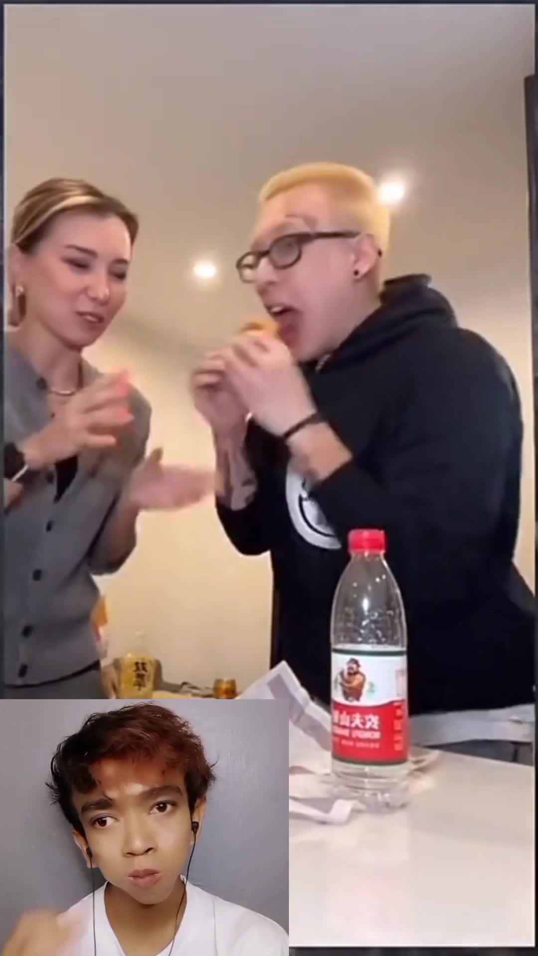 langsung di telan gak tuh semua makanannya 😂😂😂😂😂 #reactiont #duett #funny #videolucu 