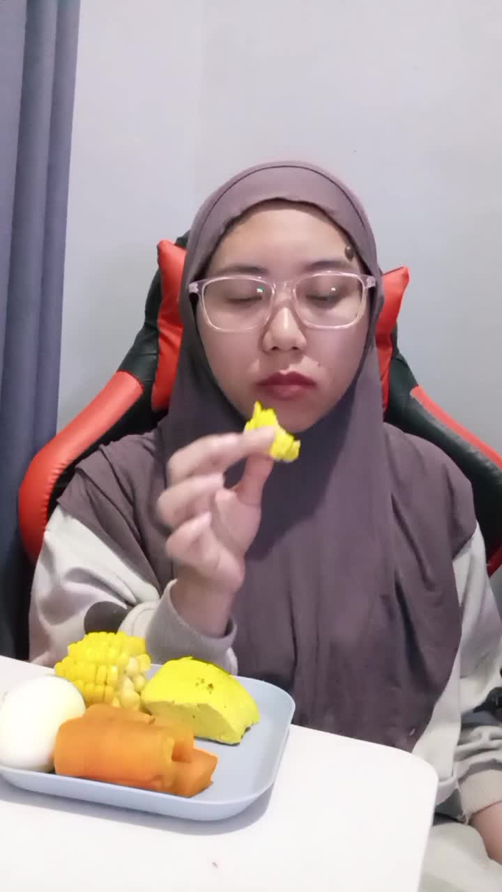 makan tempe rebus