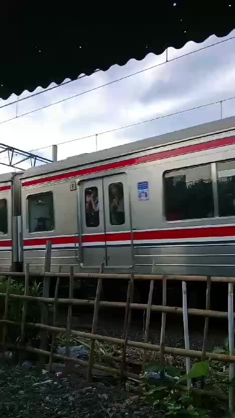 kretaapi jurusan bekasi kp pandan senin kota klw pagi hari penuh dengan penumpang yg akan mengantarkan segala kegiatan dan aktifpitas nya ga