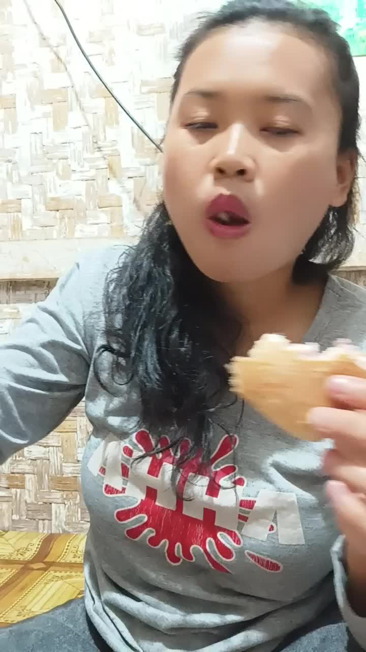 makan es krim pakai roti