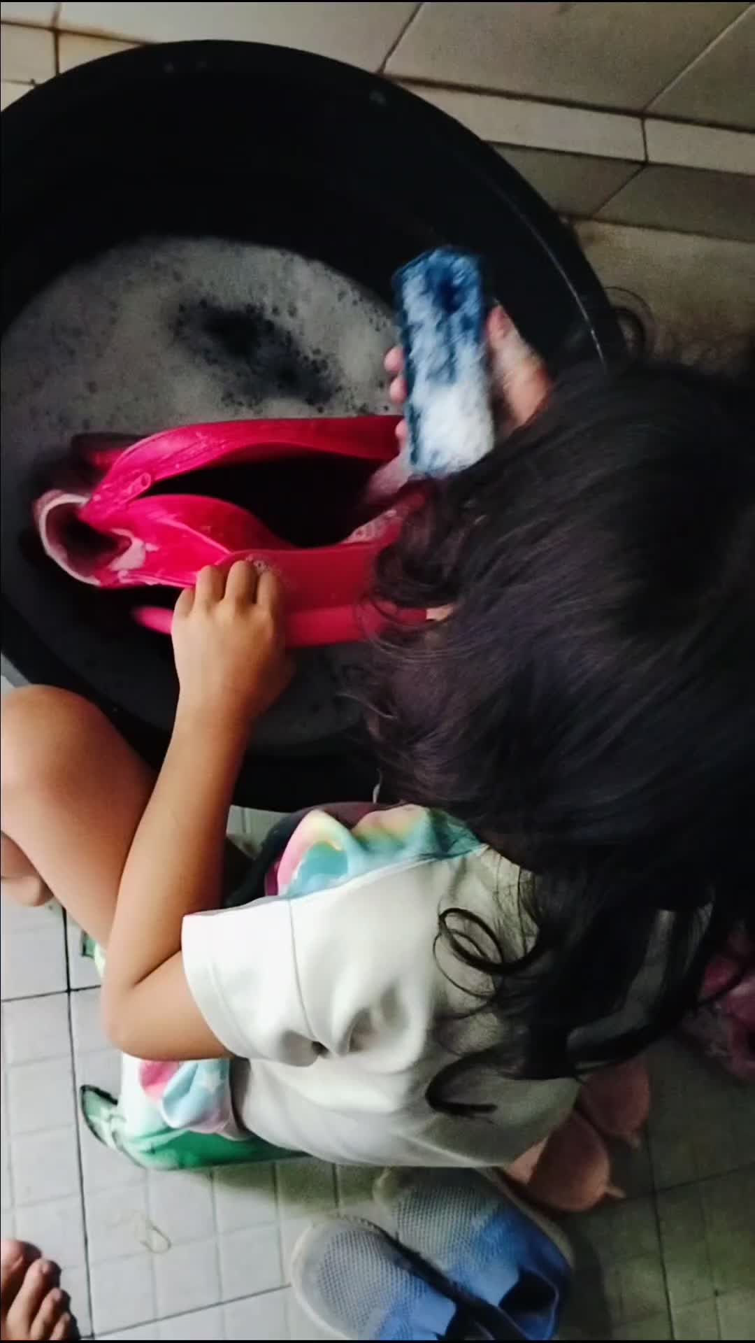 belajar cuci tas & sepatu sendiri #anakhebat #anakrajin 