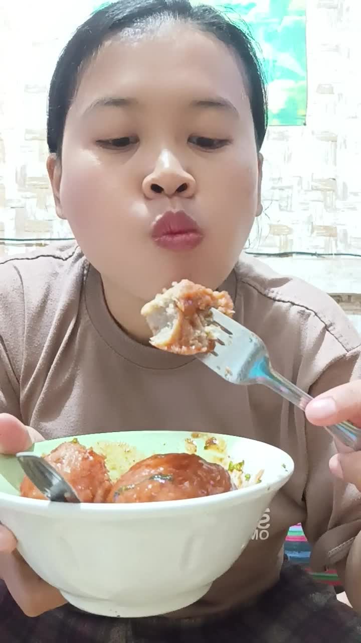 kita isi dulu perut dengan bakso
 #Viral 