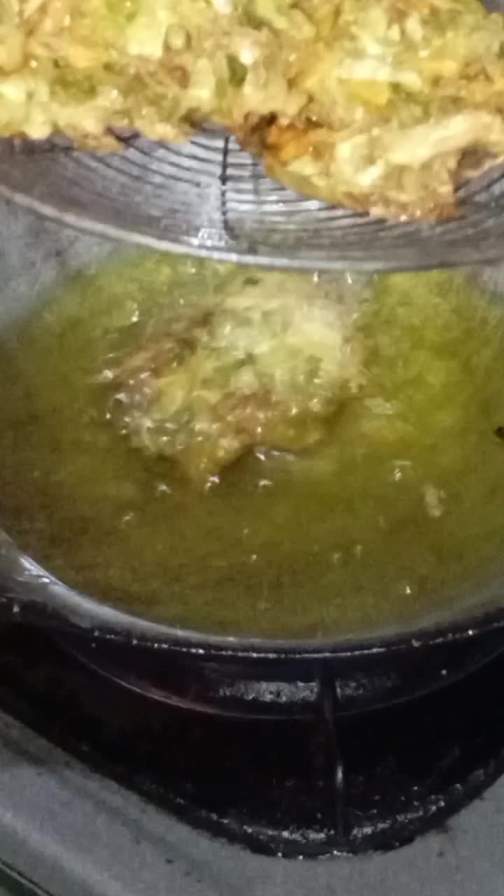 namanya bala bala di tempat ku, kalau di tempat kalian apa namanya? 