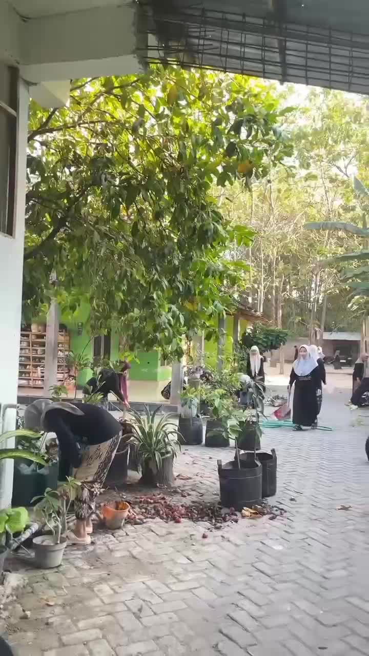 Kegiatan kita hari ini yaitu "GO GREEN"
Bersama Kang & Mbak santri 



#RCTIPlus #HOTrctiplus #icrcti #RCTIoke #fyp 