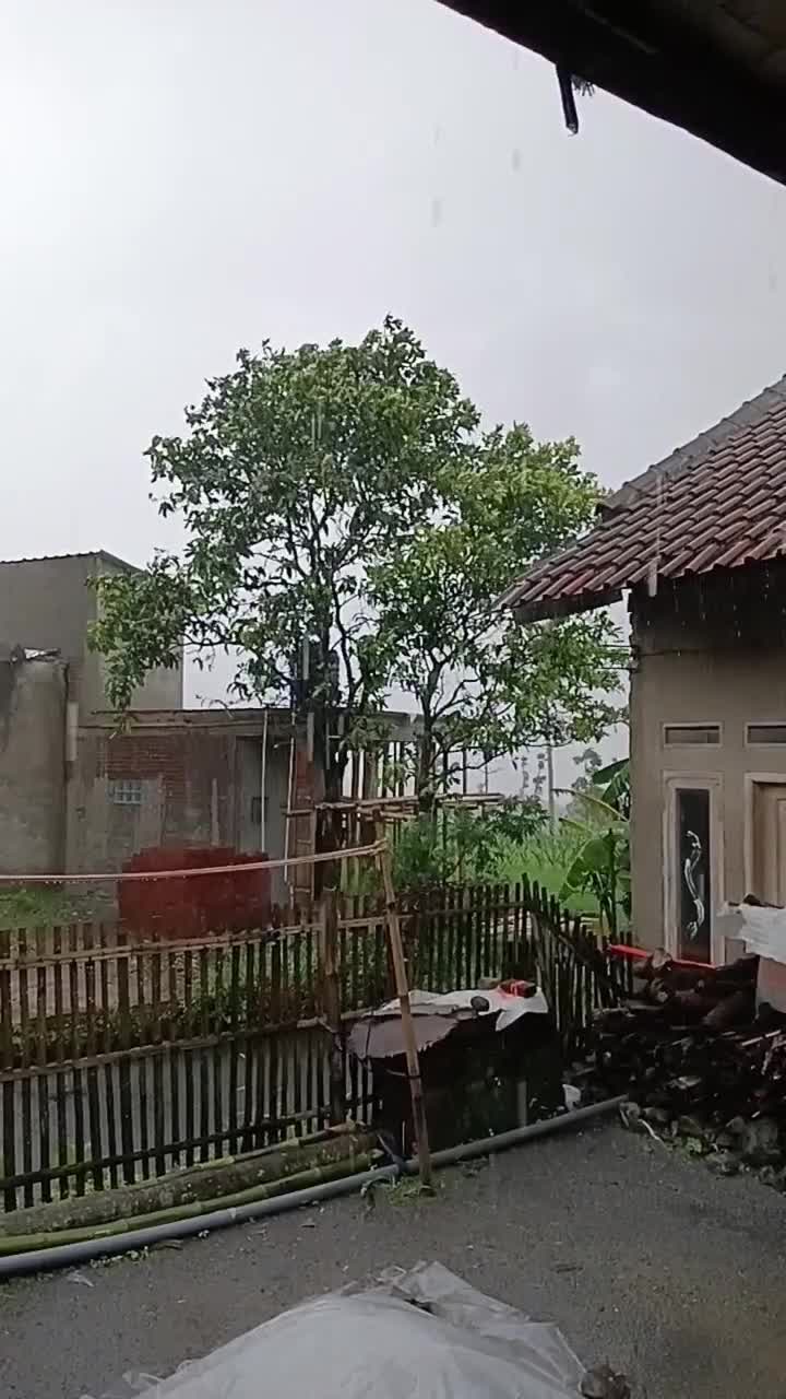 garut di landa hujan angin 
 #Berita Terkini  #HOTrctiplus  #RCTIPlus  #short  #fyp 