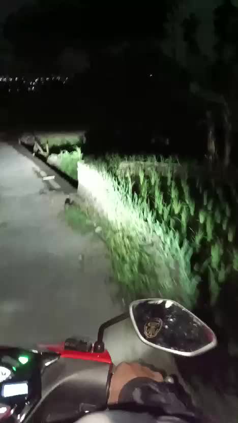 malam malam lewatin kuburan serem juga yah