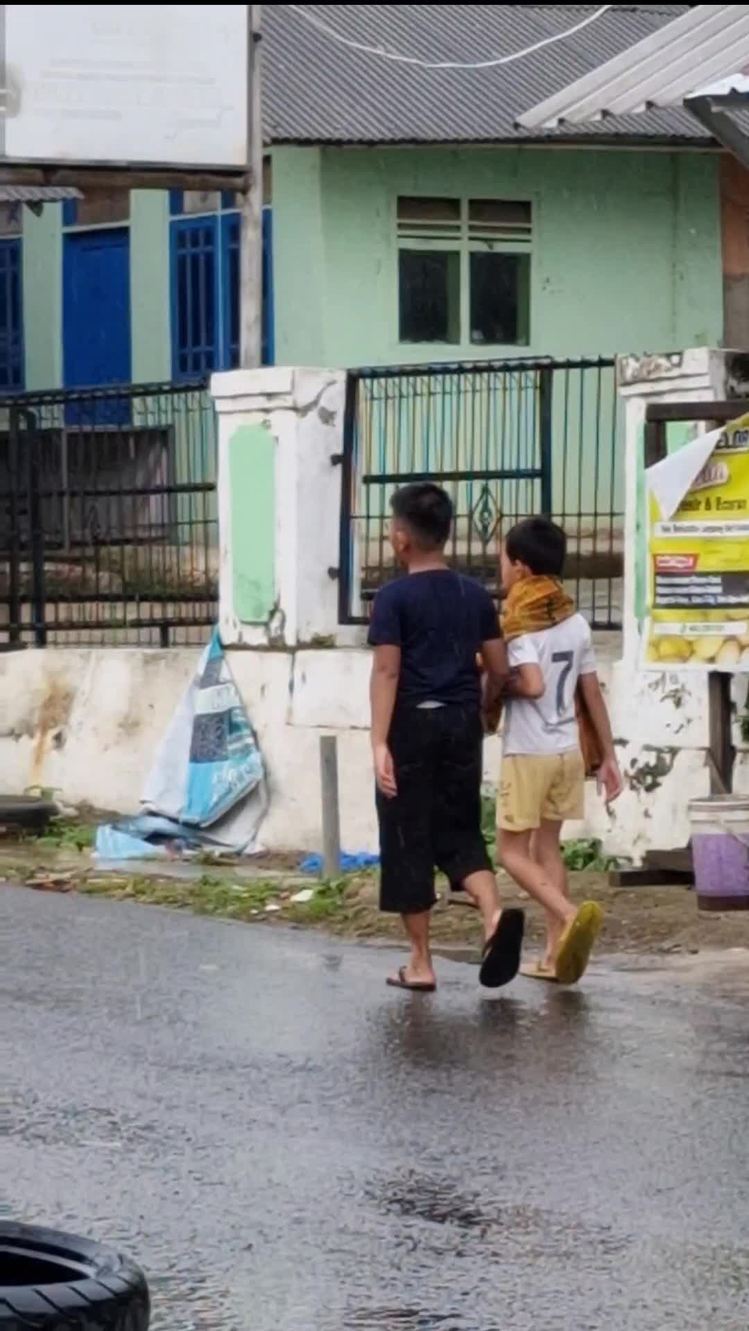 jadi kemaren pas mudik ke kota lagi ujan pas neduh,ada 2 bocil sengaja nyimpen paket kosong ngefrank orang eh malah temen bocil nyah yg ke f