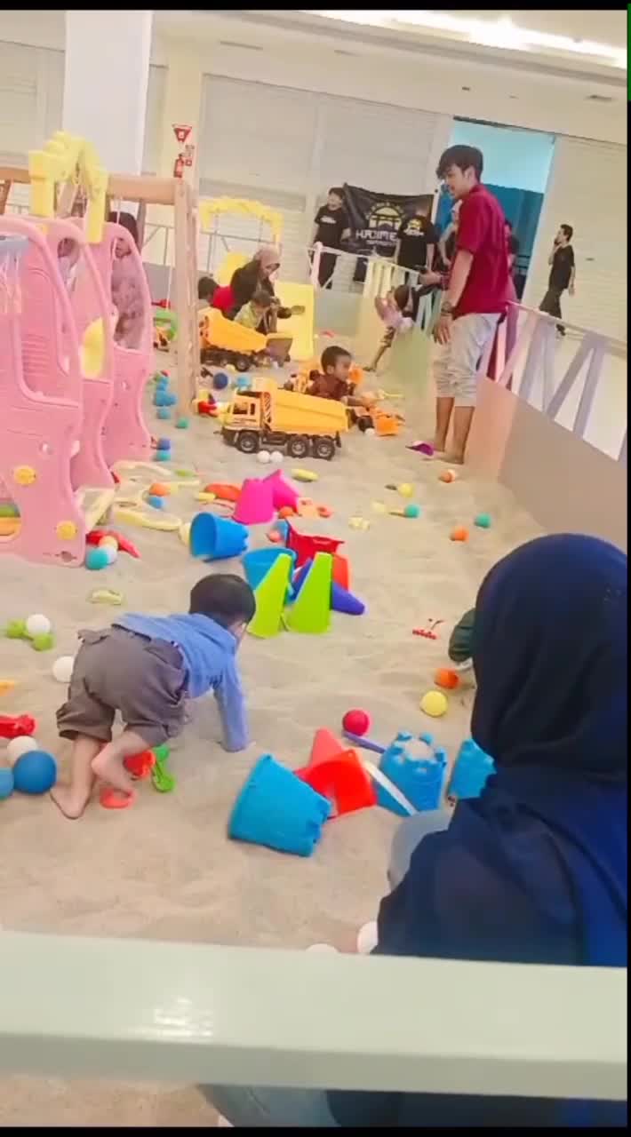 takut nginjek pasir 😂