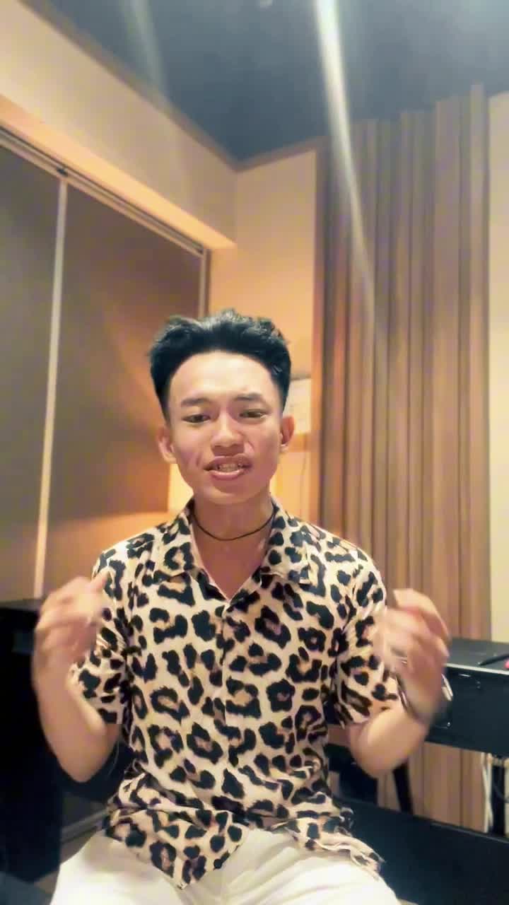 M.Khomcha (18) - Ciamis

sorry for my crack voice (lagi radang mau flu kurang vit biasanya engga kok 😄) 

hope u like it kakk jurii ❤️