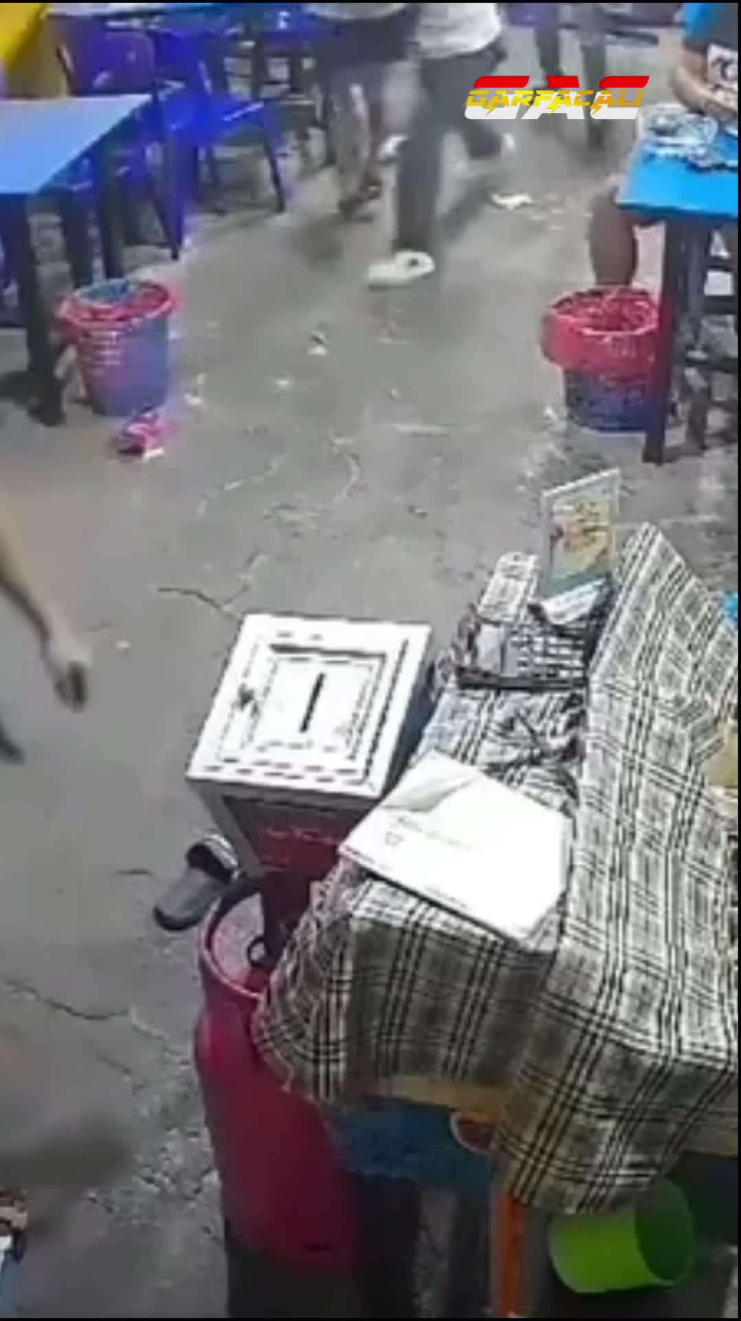 Pengamen di Bone melakukan tindakan pemukulan karyawan rumah makan. 