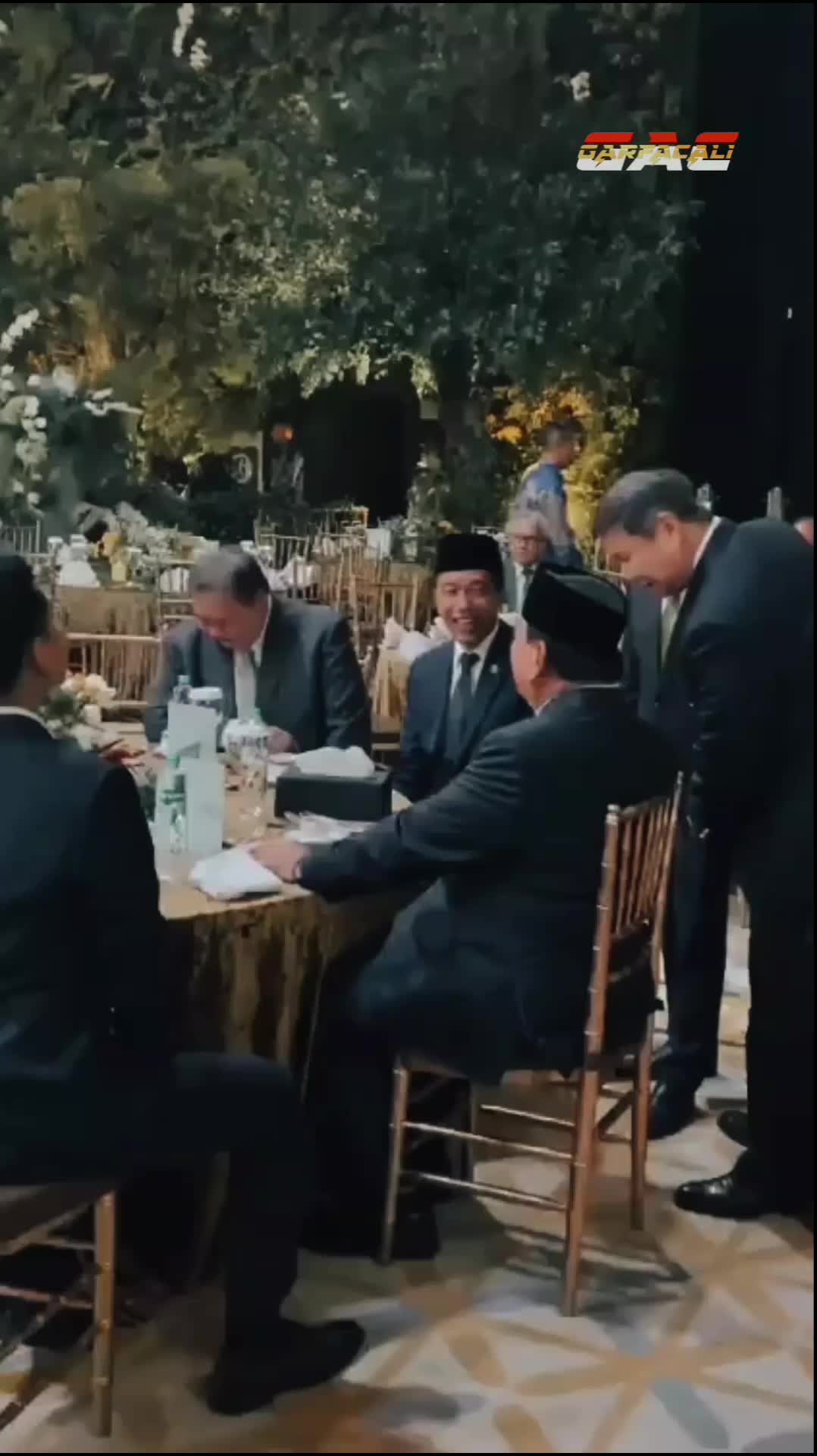 Dalam suasana bersenda gurau tangan Pak Prabowo sampe pukul pelan paha Mas Gibran