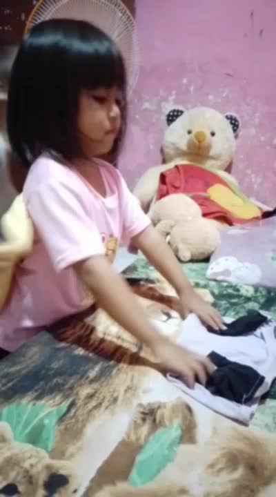 bantuin mama melipat baju.
tapi mala berantakan😁😁😁
#Cara melipat baju supaya lemari tetep rapih 
#anakhebat 