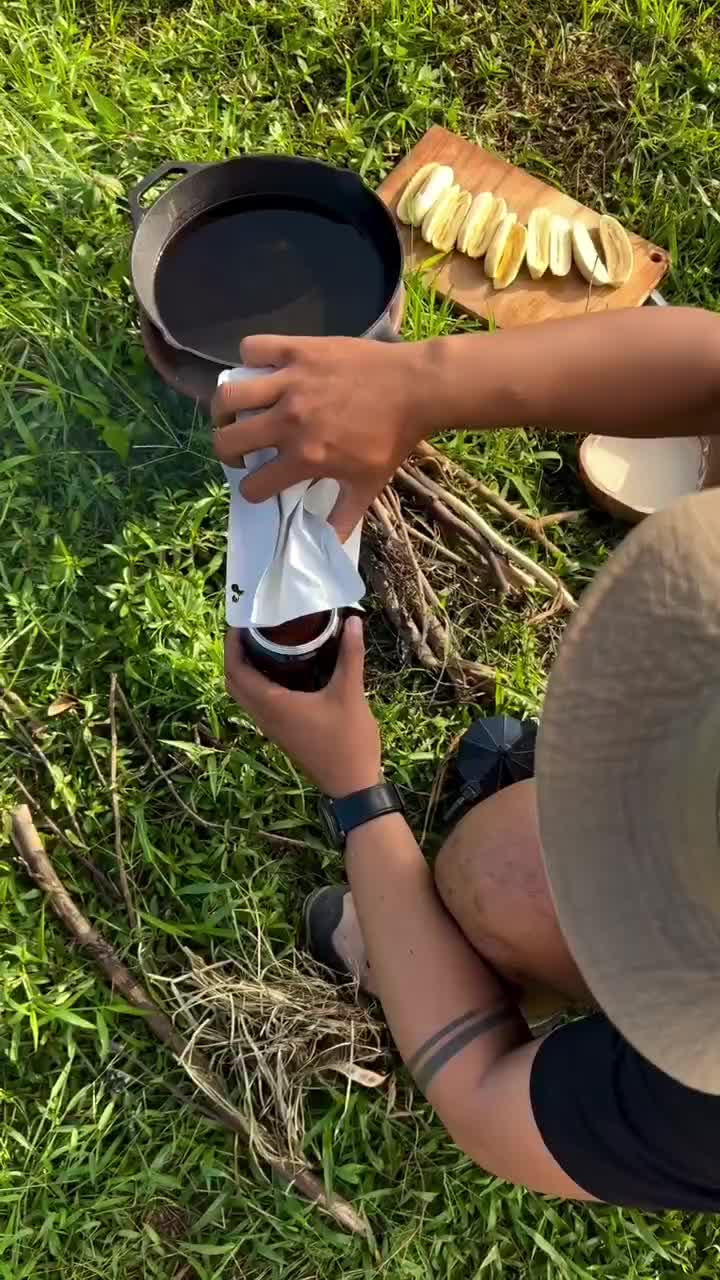 Menikmati secangkir kopi Dengan Pisang Goreng di persawahan 