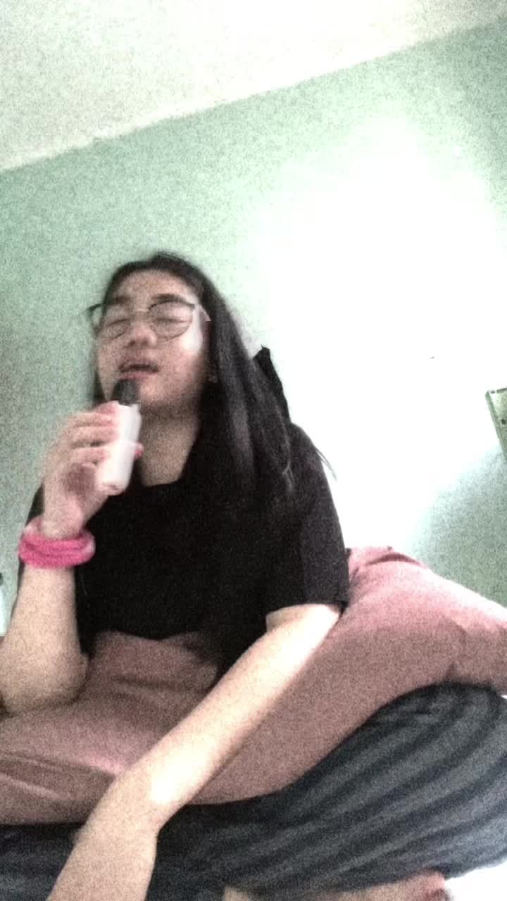 Hai idol, nama saya inang Silvia Munthe 
Saya biasa di panggil sil, tapi terserah sih asal masih dalam nama saya😜 saya mau nyanyi bag reff n