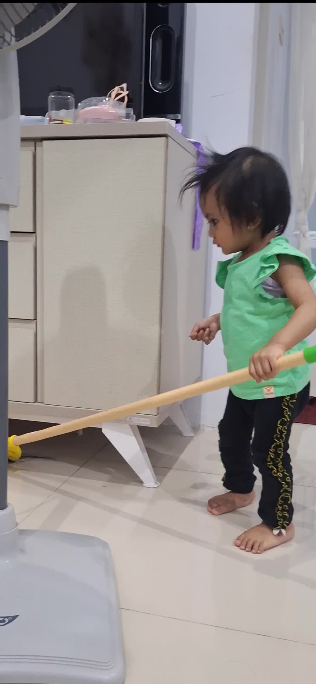 Anakku yang lagi suka nyapu 🤭

#toddler #toddlerlife #toddleractivity #video #reel #fyp #fypシ #fypシ゚viral #viral 