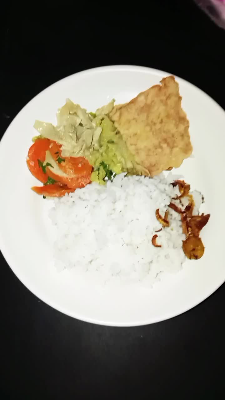 "Capcay hangat, sayurnya segar, tempenya gurih… satu suapan, langsung bikin lupa diet 🍽✨"
